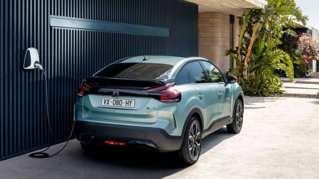 İşte en ucuz elektrikli araba! Dev firma öyle bir indirim yaptı ki duyan bayiye koşuyor 4